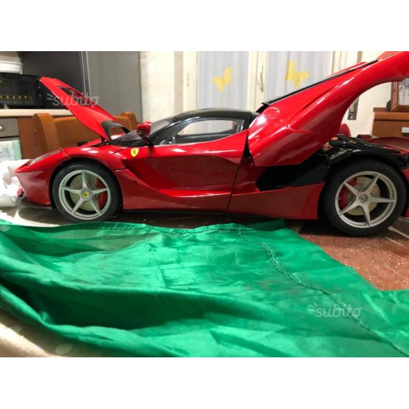 Ferrari modellino scala 1/8