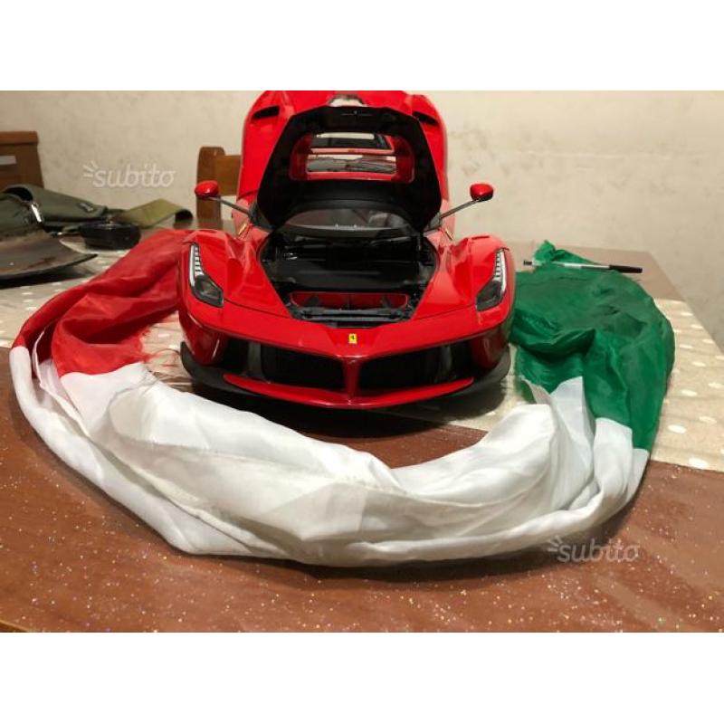 Ferrari modellino scala 1/8